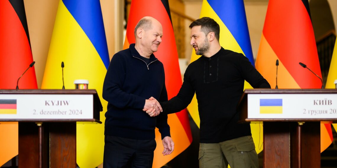 Olaf Scholtz przyjechał do Zełeńskiego ze srebrną walizeczką