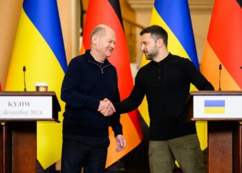 Olaf Scholtz przyjechał do Zełeńskiego ze srebrną walizeczką