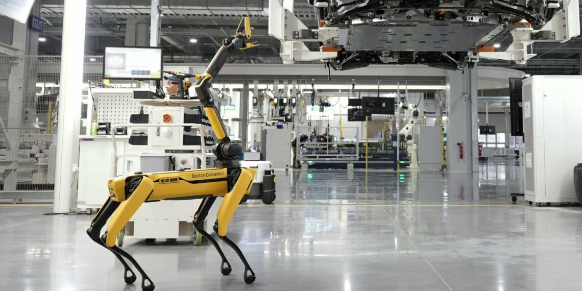 Roboty przemysłowe, nie migracja, są rozwiązaniem dla gospodarki