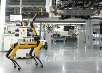 Roboty przemysłowe, nie migracja, są rozwiązaniem dla gospodarki