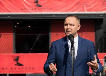Gazeta Wyborcza Targets Candidate Nawrocki with Emotional and Biased Claims