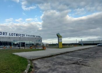 Dwa przetargi, milionowe dopłaty i zero chętnych. Tak oto urzędnicy marszałkowscy zarżnęli lotnisko