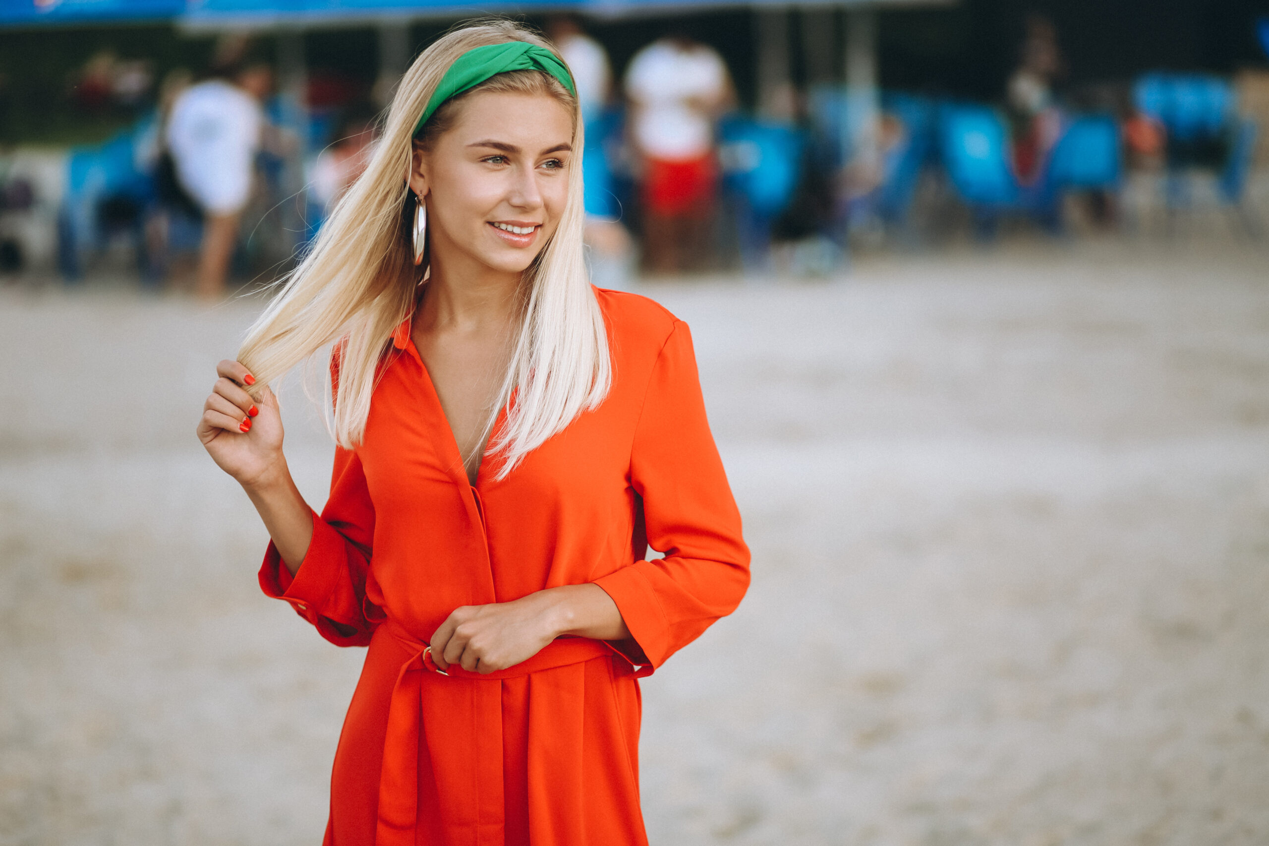 Nienotowany wzrost prawicowych poglądów. Prym wiodą kobiety. Skąd zmiana? - happy woman red dress vacation scaled