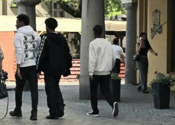 Nielegalni imigranci przesiadują przed szkołami. Obserwują młodzież. Strach wśród rodziców i uczniów