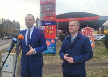 PiS: Trwa łupienie na kasę, bo rząd nie chce obniżyć cen paliw