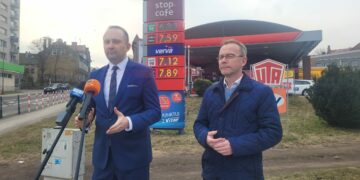 PiS: Trwa łupienie na kasę, bo rząd nie chce obniżyć cen paliw