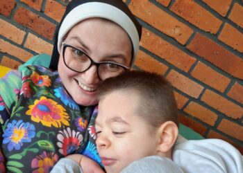 „Deinstytucjonalizacja” czy likwidacja troski? Znów niepewna przyszłość Domu Chłopaków w Broniszewicach