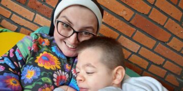 „Deinstytucjonalizacja” czy likwidacja troski? Znów niepewna przyszłość Domu Chłopaków w Broniszewicach