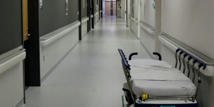 Czarny tydzień w szpitalach. Tętno słabnie, a rząd mówi „poczekajcie jeszcze”