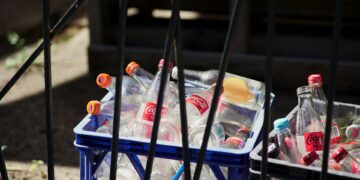 System kaucyjny to porażka! Polacy płacą podwójnie – a krezusi się bogacą