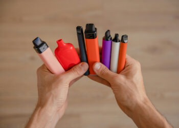 Vapowanie nie jest bezpieczne. Smakowe liquidy mogą prowadzić do uszkodzeń płuc, naczyń krwionośnych i przewlekłych stanów zapalnych, nawet jeśli nie zawierają nikotyny