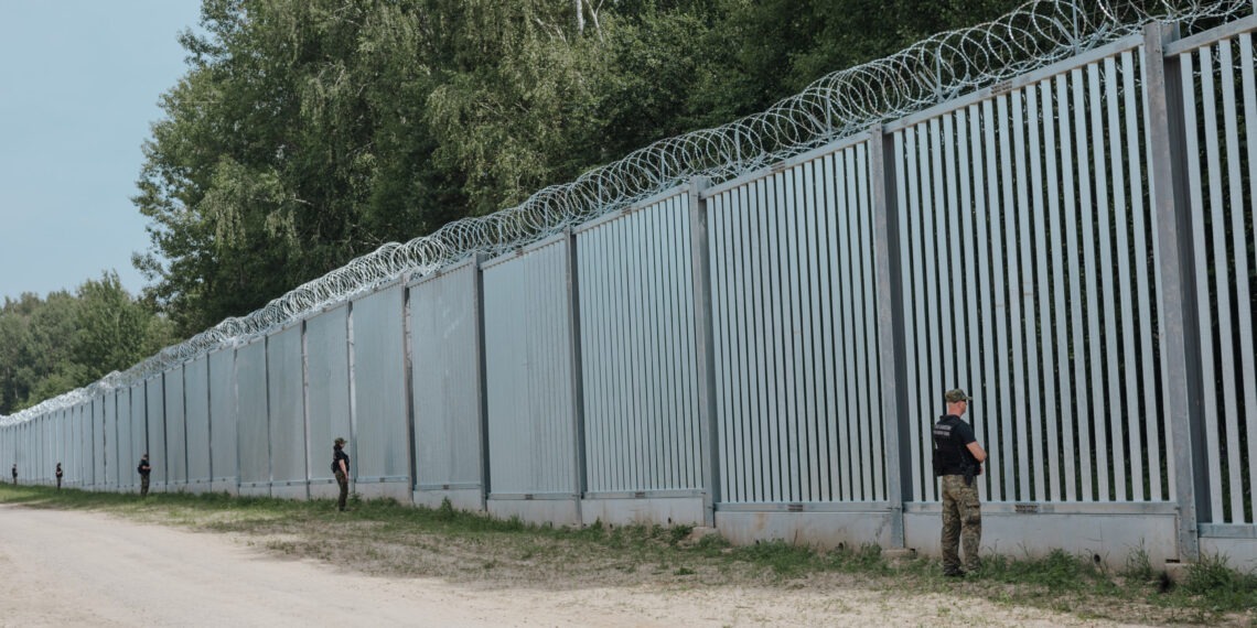 Sąd uniewinnił szeregowego Karola S., żołnierza oskarżonego o oddanie 12 strzałów ostrzegawczych na granicy z Białorusią, uznając, że działał zgodnie z prawem i obowiązkiem ochrony polskiej granicy państwowej.