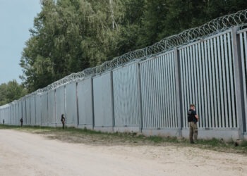 Sąd uniewinnił szeregowego Karola S., żołnierza oskarżonego o oddanie 12 strzałów ostrzegawczych na granicy z Białorusią, uznając, że działał zgodnie z prawem i obowiązkiem ochrony polskiej granicy państwowej.