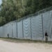 Sąd uniewinnił szeregowego Karola S., żołnierza oskarżonego o oddanie 12 strzałów ostrzegawczych na granicy z Białorusią, uznając, że działał zgodnie z prawem i obowiązkiem ochrony polskiej granicy państwowej.