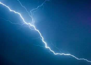 IMGW wydało ostrzeżenia przed burzami dla znacznej części kraju, a synoptycy zapowiadają weekend z ulewami, silnym wiatrem i lokalnym gradem