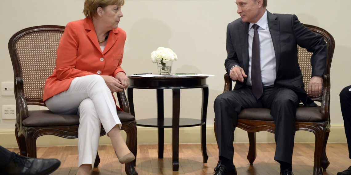 Angela Merkel ponownie zaapelowała o utrzymywanie kanałów rozmów z Władimirem Putinem, gdy jednocześnie pojawiają się opinie, że Kreml zaczyna dostrzegać rosnące koszty przeciągającej się wojny na Ukrainie.