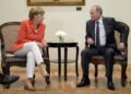 Angela Merkel ponownie zaapelowała o utrzymywanie kanałów rozmów z Władimirem Putinem, gdy jednocześnie pojawiają się opinie, że Kreml zaczyna dostrzegać rosnące koszty przeciągającej się wojny na Ukrainie.