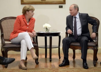 Angela Merkel ponownie zaapelowała o utrzymywanie kanałów rozmów z Władimirem Putinem, gdy jednocześnie pojawiają się opinie, że Kreml zaczyna dostrzegać rosnące koszty przeciągającej się wojny na Ukrainie.