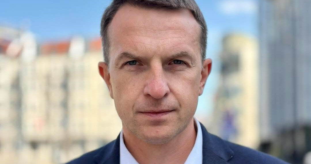 Szłapka i znikające akcje. Opozycja pyta o insider trading i konflikt interesów 1 Adam Szłapka znalazł się w centrum politycznej burzy po publikacjach dotyczących jego oświadczeń majątkowych i posiadanych akcji