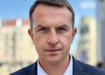 Adam Szłapka znalazł się w centrum politycznej burzy po publikacjach dotyczących jego oświadczeń majątkowych i posiadanych akcji