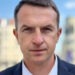 Szłapka i znikające akcje. Opozycja pyta o insider trading i konflikt interesów 8 Adam Szłapka znalazł się w centrum politycznej burzy po publikacjach dotyczących jego oświadczeń majątkowych i posiadanych akcji