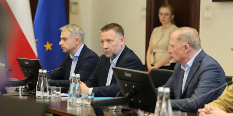 Rząd mówi dziś, że trzeba zmienić procedury. Moim zdaniem trzeba przede wszystkim natychmiast zmienić ministra Kierwińskiego, bo dał pokaz skrajnej nieudolności