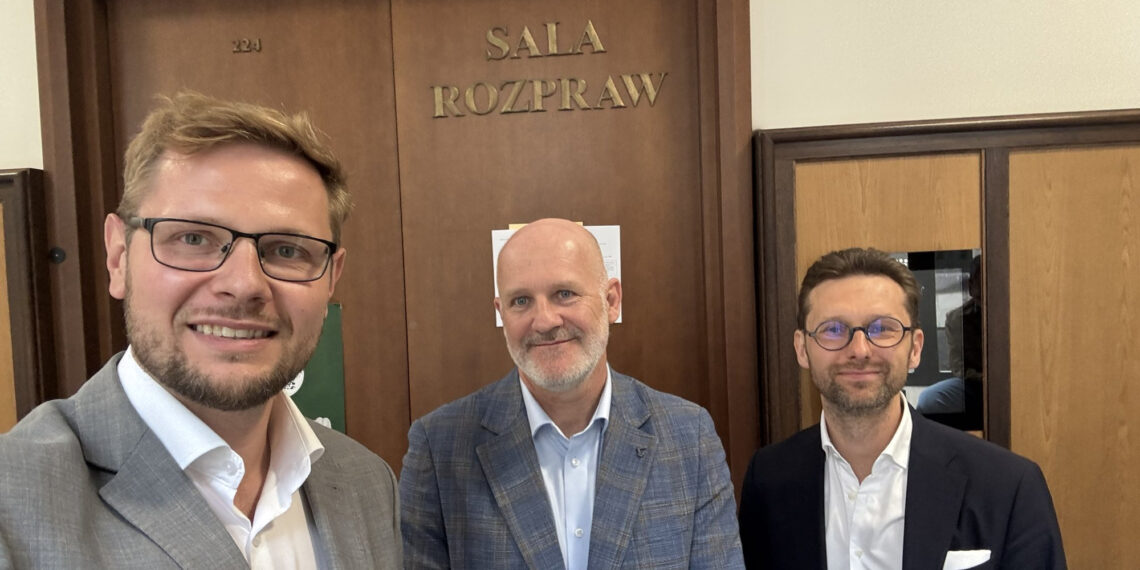 Sąd Okręgowy w Warszawie uchylił kolejne środki zapobiegawcze wobec Michała Wosia w sprawie Funduszu Sprawiedliwości i zakupu Pegasusa, co politycy PiS uznają za poważną kompromitację prokuratury kierowanej przez Waldemara Żurka