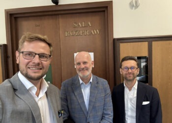 Sąd Okręgowy w Warszawie uchylił kolejne środki zapobiegawcze wobec Michała Wosia w sprawie Funduszu Sprawiedliwości i zakupu Pegasusa, co politycy PiS uznają za poważną kompromitację prokuratury kierowanej przez Waldemara Żurka