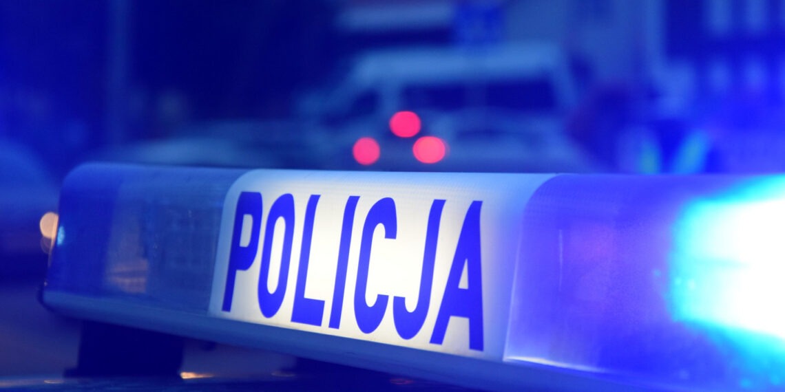 Policja u Kaczyńskiego po anonimowym alarmie. Seria fałszywych wezwań narasta 1 Policja interweniowała w domu Jarosława Kaczyńskiego po anonimowym zgłoszeniu o ładunkach wybuchowych, a rzecznik PiS Rafał Bochenek uznał zdarzenie za element „serii prowokacji wobec opozycji”.