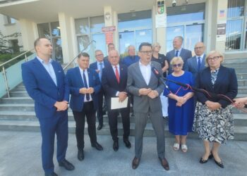 Politycy PiS: nie ma kontroli nad wydawaniem pieniędzy. E. Polak powinna zwrócić kasę za opłacanych przez urząd prawników