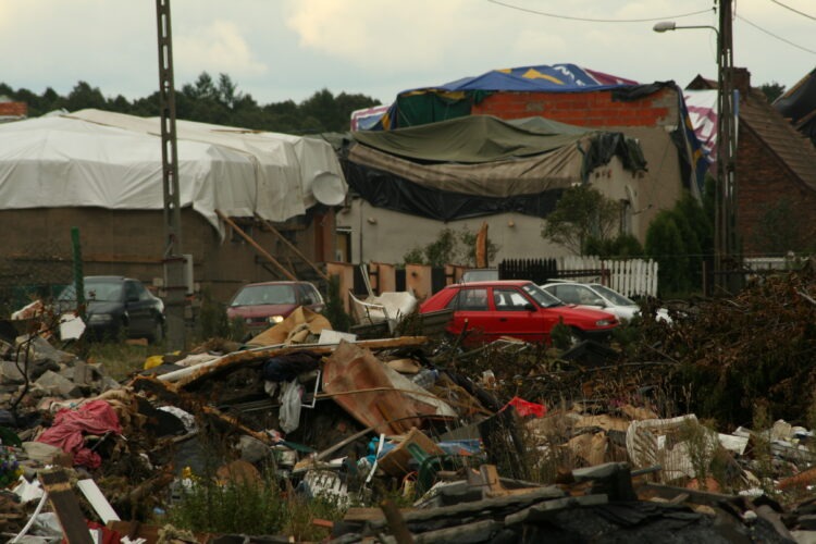 Trąba powietrzna na Mazurach. Klimatyści obwiniają węgiel, ale kroniki opisują takie zjawiska od stuleci 2 Trąba powietrzna na Mazurach. Klimatyści obwiniają węgiel, ale kroniki opisują takie zjawiska od stuleci - August 2008 tornado in Poland Kalina p2