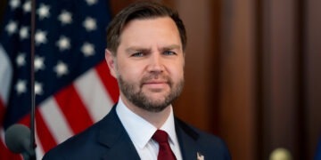 J.D. Vance po śmierci Henry'ego Nowaka: „Zachód ginie przez samonienawiść i masową migrację” 7 Wiceprezydent USA J.D. Vance oskarżył europejskie elity o prowadzenie polityki, która doprowadziła do tragedii Henry’ego Nowaka poprzez politykę masowej migracji i ideologicznej samonienawiści.