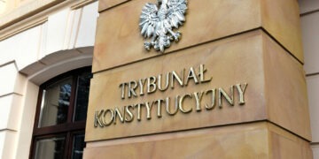 Prof. Patyra nowym sędzią TK. Od dawna trudno mówić o jego apolityczności 7 Sejm wybrał prof. Sławomira Patyrę na sędziego Trybunału Konstytucyjnego. Zwolennicy kandydatury przedstawiają go jako wybitnego konstytucjonalistę. Trudno jednak uznać, że jest to postać wolna od politycznych uprzedzeń nie licujących z powagą sądu konstytucyjnego