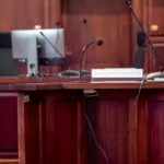 Komornik wyegzekwował pieniądze od niewłaściwej osoby. Sąd uchylił klauzulę, ale emeryt nadal czeka na zwrot