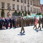 Święto Wojska Polskiego we Wrocławiu. Defilada, salwa honorowa i wojskowy sprzęt na Rynku