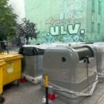 Nowe kontenery od miesięcy stoją zafoliowane. Mieszkańcy nadal korzystają z popękanych pojemników