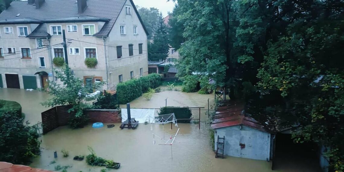 Państwo z kartonu. Szokujący raport NIK po powodzi obnaża paraliż systemu w obliczu kataklizmu 1 Powódź w Kłodzku we wrześniu 2024 roku. Fot. „X” / Jachcy