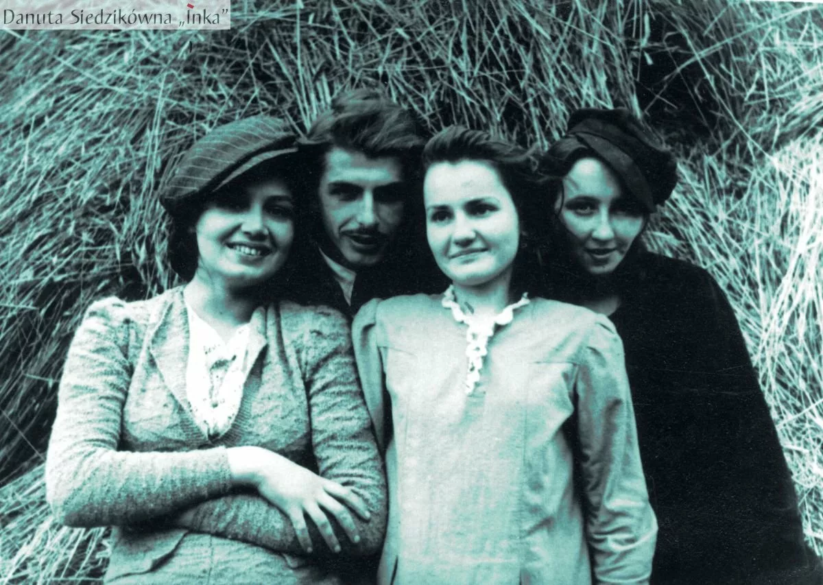 „Zachowałam się jak trzeba”. Niezłomna sanitariuszka „Inka” upamiętniona w Gorzowie 2 Danuta Siedzikówna „Inka” z przyjaciółmi, Narewka, 1944 lub 1945 r.
